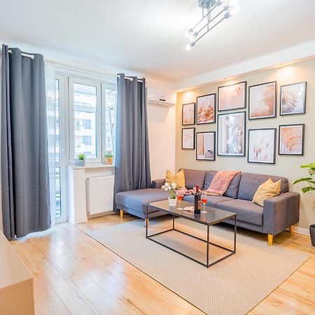 Spacious Newly Renovated 2Br Apartments With Balcony Bucarest Esterno foto