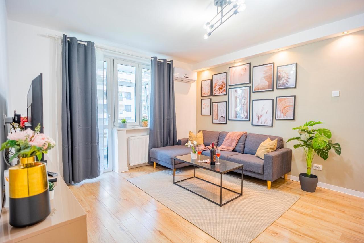 Spacious Newly Renovated 2Br Apartments With Balcony Bucarest Esterno foto