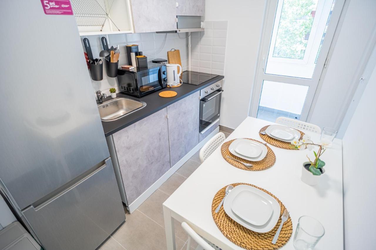 Spacious Newly Renovated 2Br Apartments With Balcony Bucarest Esterno foto