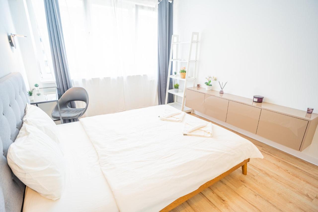 Spacious Newly Renovated 2Br Apartments With Balcony Bucarest Esterno foto