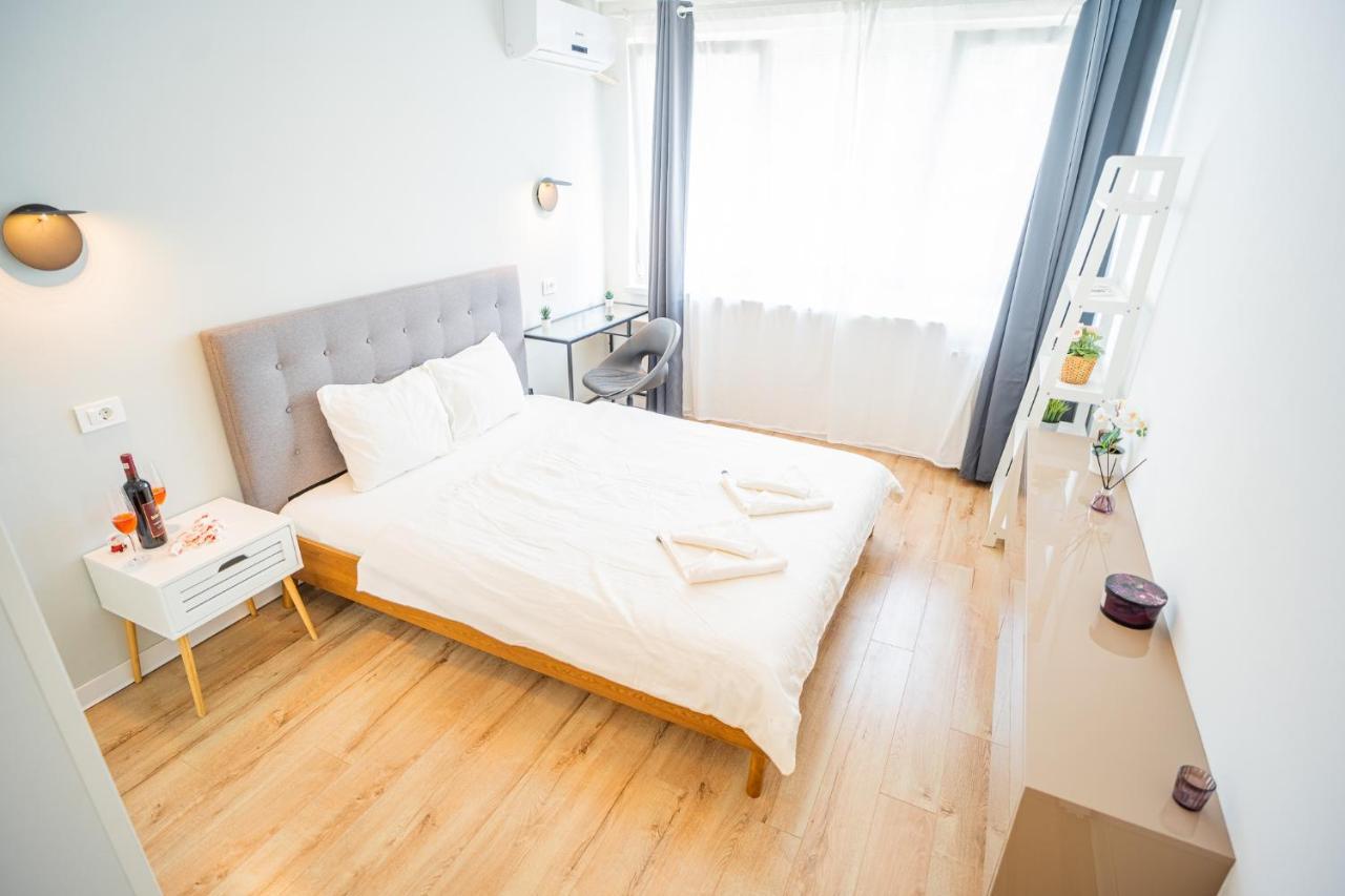 Spacious Newly Renovated 2Br Apartments With Balcony Bucarest Esterno foto