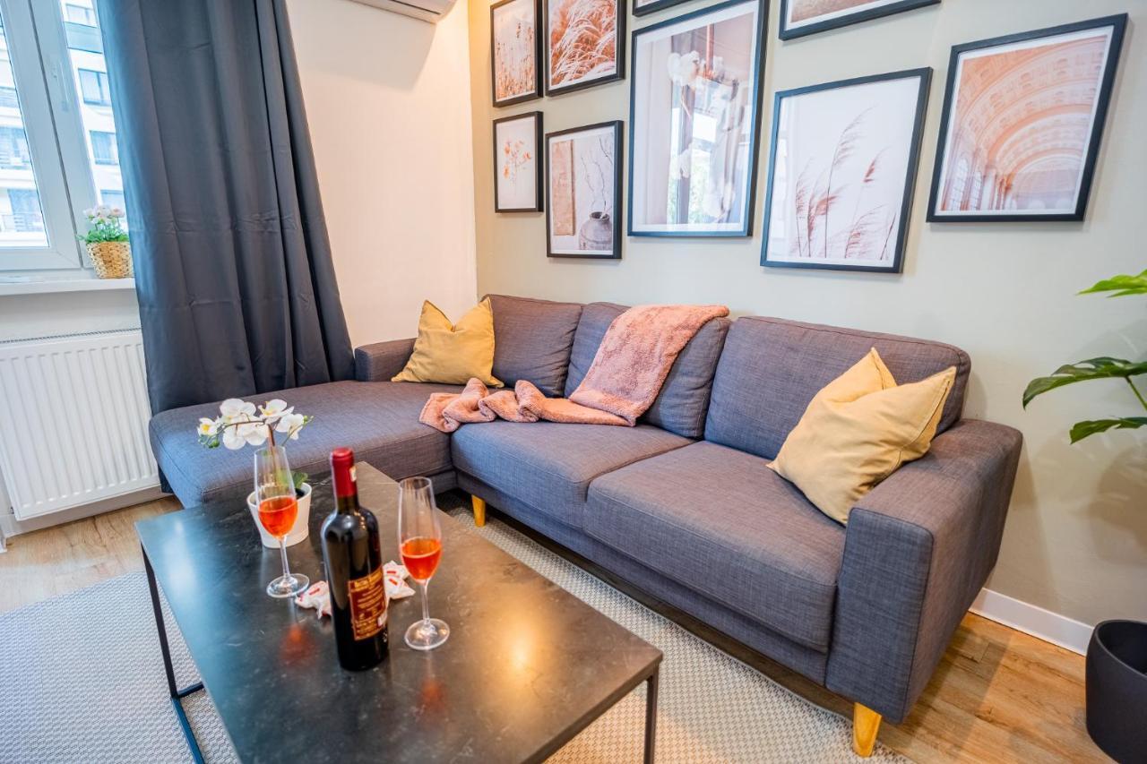Spacious Newly Renovated 2Br Apartments With Balcony Bucarest Esterno foto