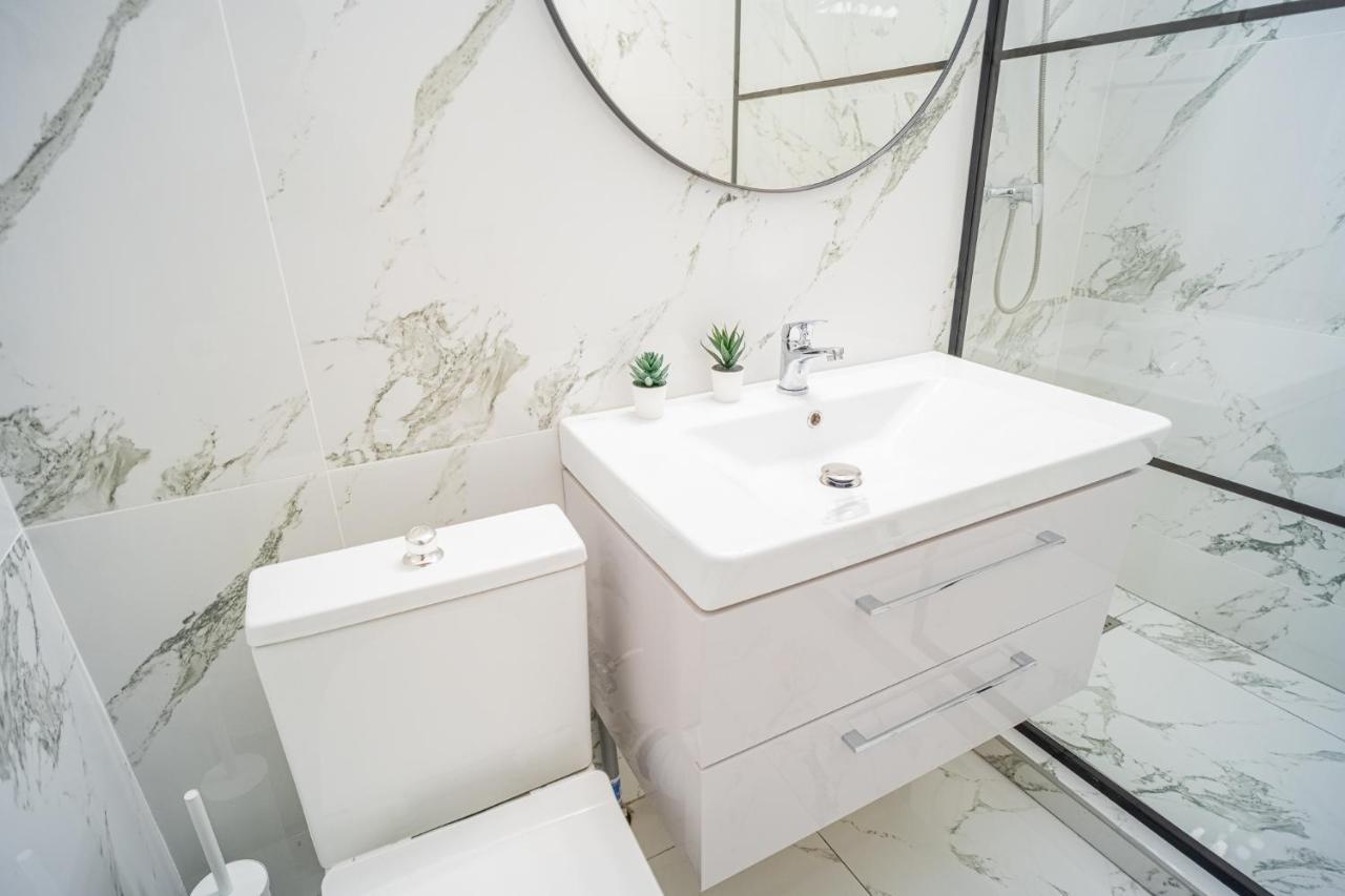 Spacious Newly Renovated 2Br Apartments With Balcony Bucarest Esterno foto