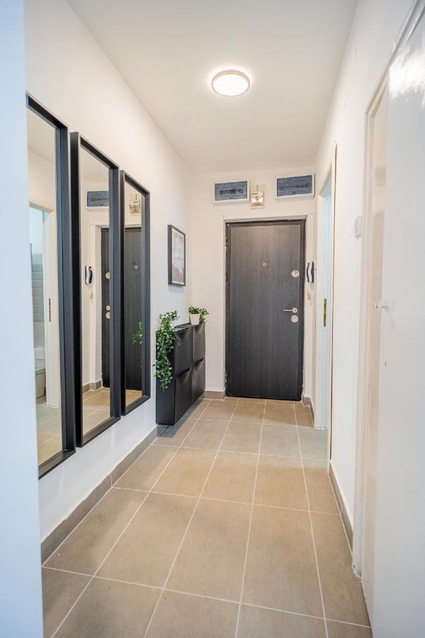 Spacious Newly Renovated 2Br Apartments With Balcony Bucarest Esterno foto