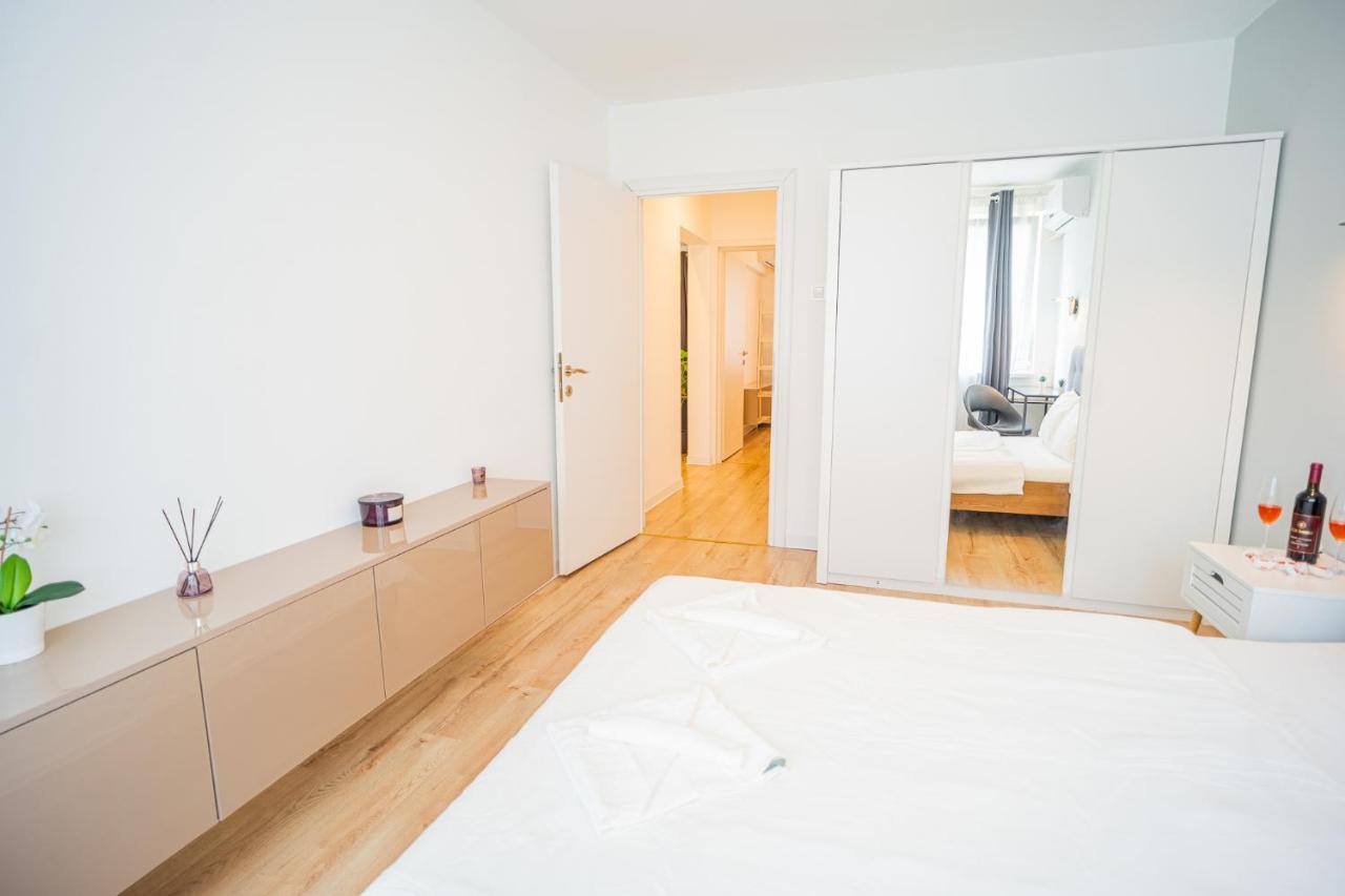 Spacious Newly Renovated 2Br Apartments With Balcony Bucarest Esterno foto