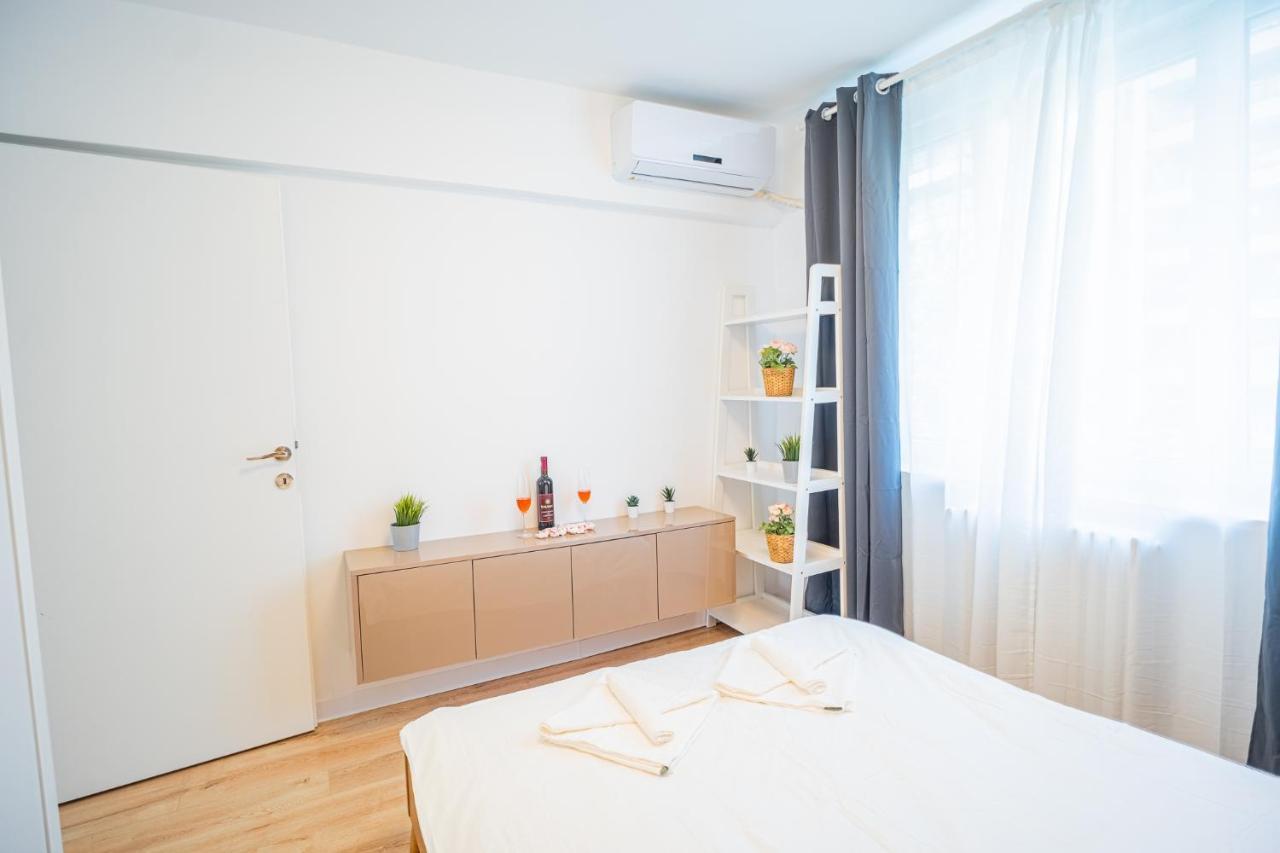 Spacious Newly Renovated 2Br Apartments With Balcony Bucarest Esterno foto
