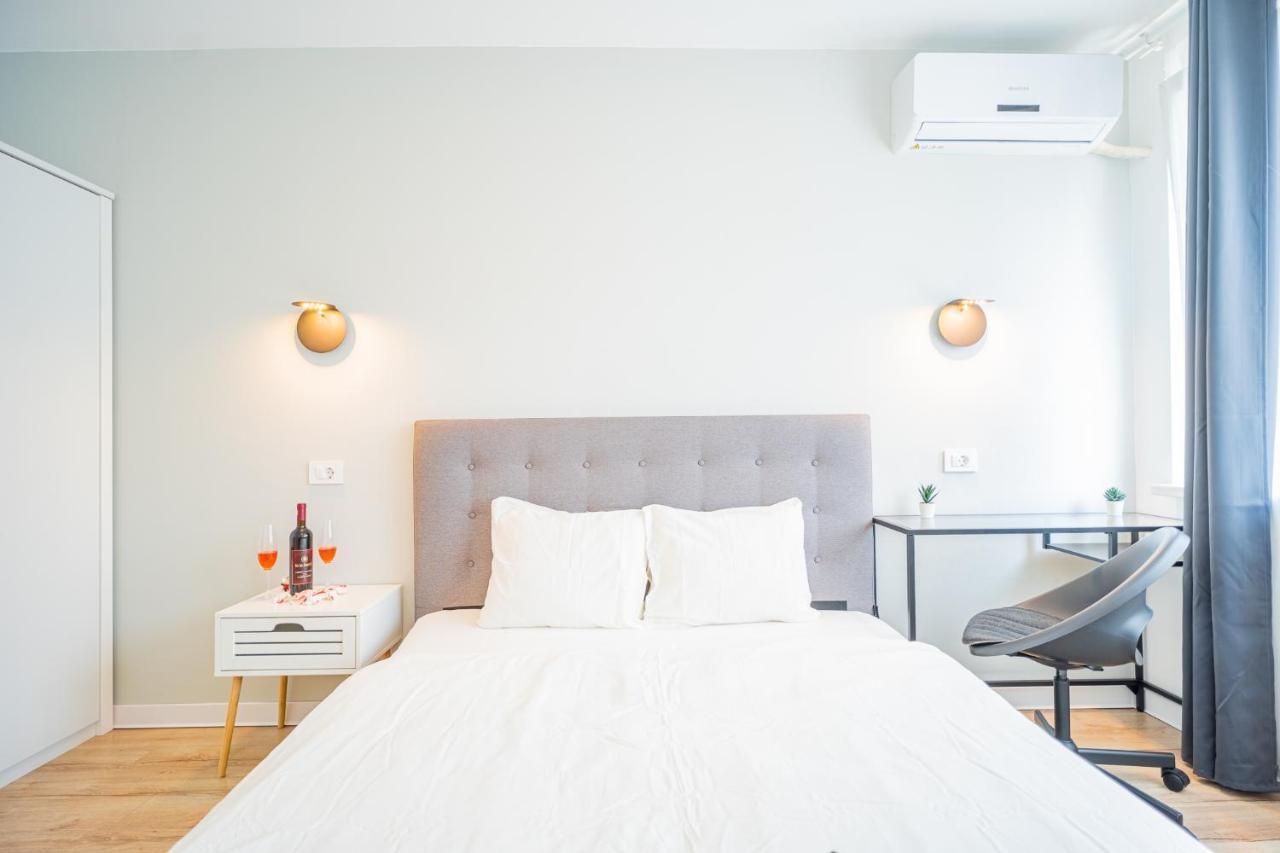 Spacious Newly Renovated 2Br Apartments With Balcony Bucarest Esterno foto