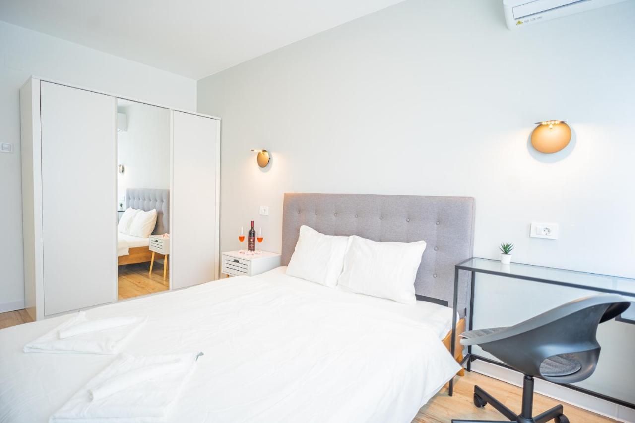 Spacious Newly Renovated 2Br Apartments With Balcony Bucarest Esterno foto