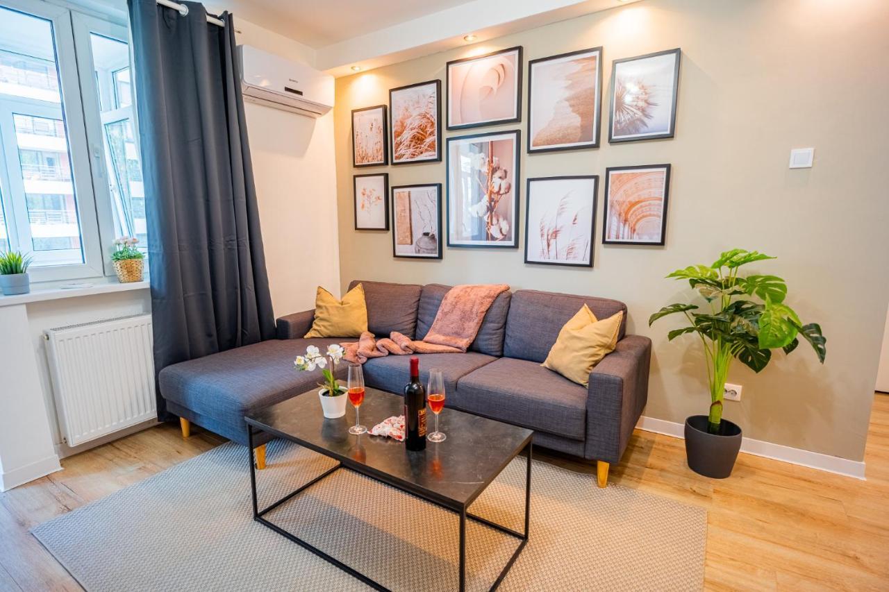 Spacious Newly Renovated 2Br Apartments With Balcony Bucarest Esterno foto