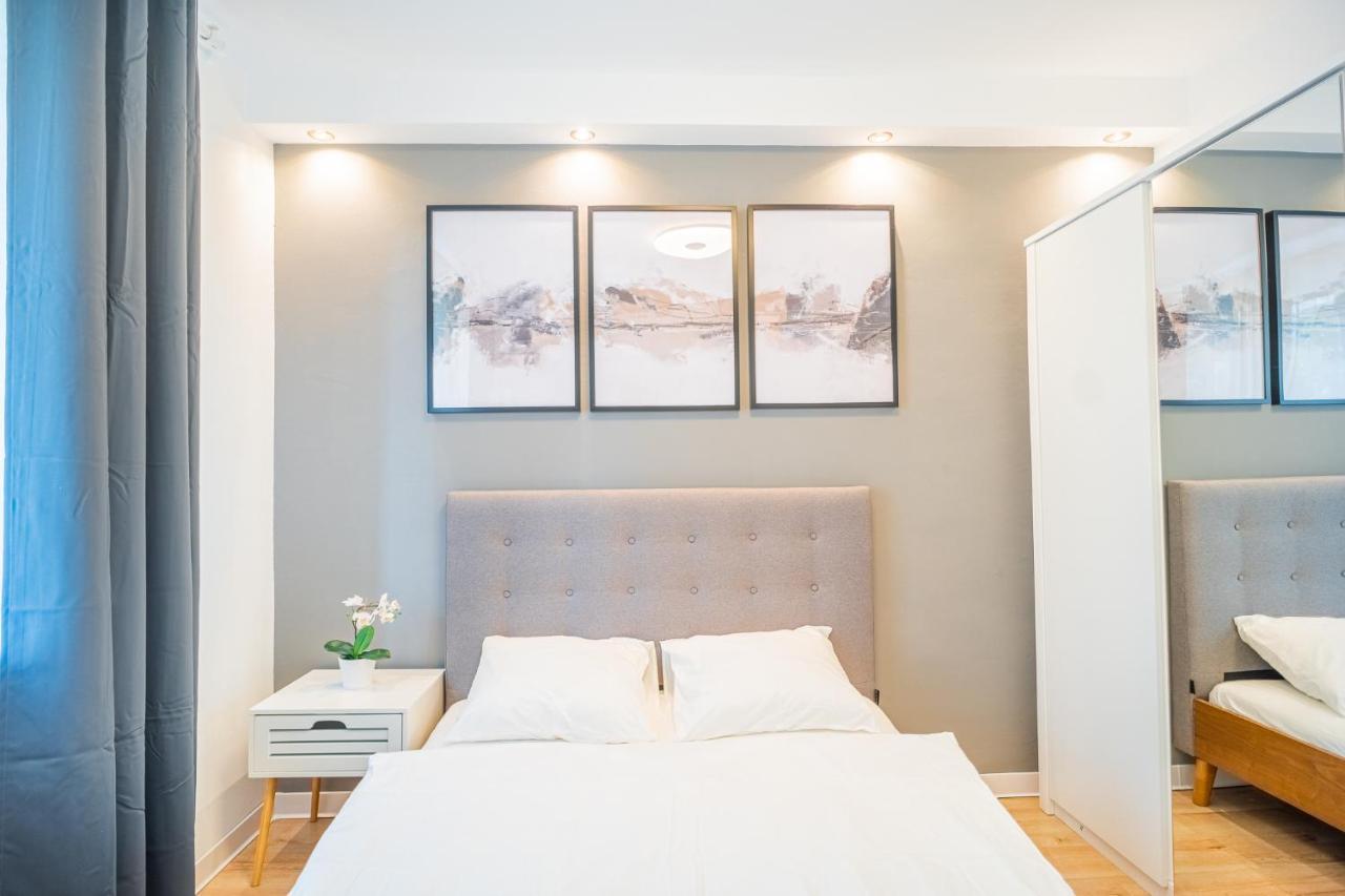 Spacious Newly Renovated 2Br Apartments With Balcony Bucarest Esterno foto