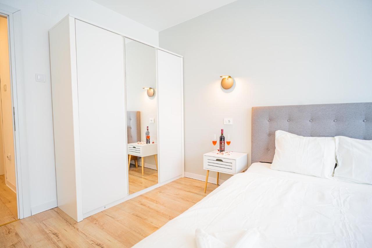 Spacious Newly Renovated 2Br Apartments With Balcony Bucarest Esterno foto