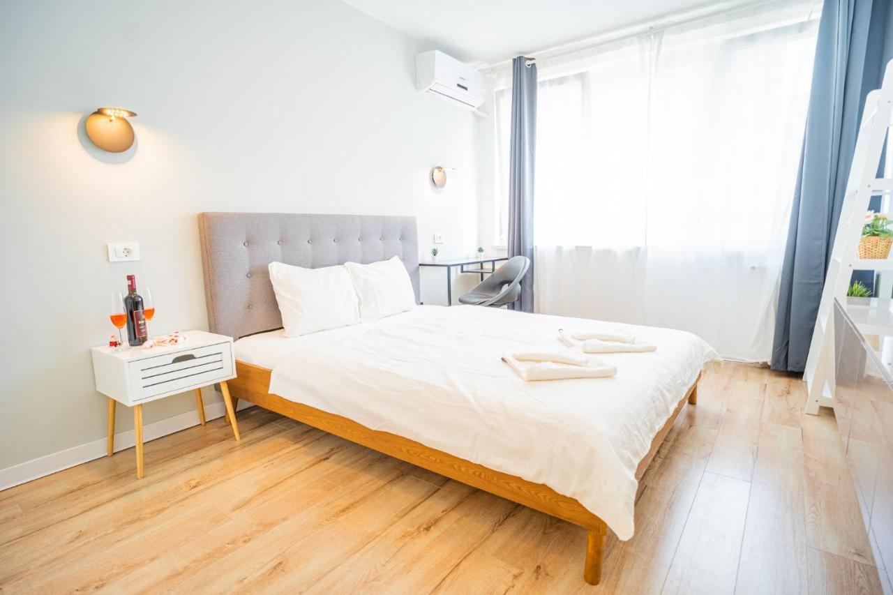 Spacious Newly Renovated 2Br Apartments With Balcony Bucarest Esterno foto