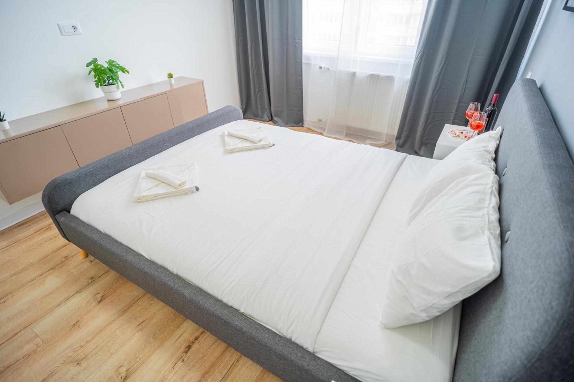 Spacious Newly Renovated 2Br Apartments With Balcony Bucarest Esterno foto