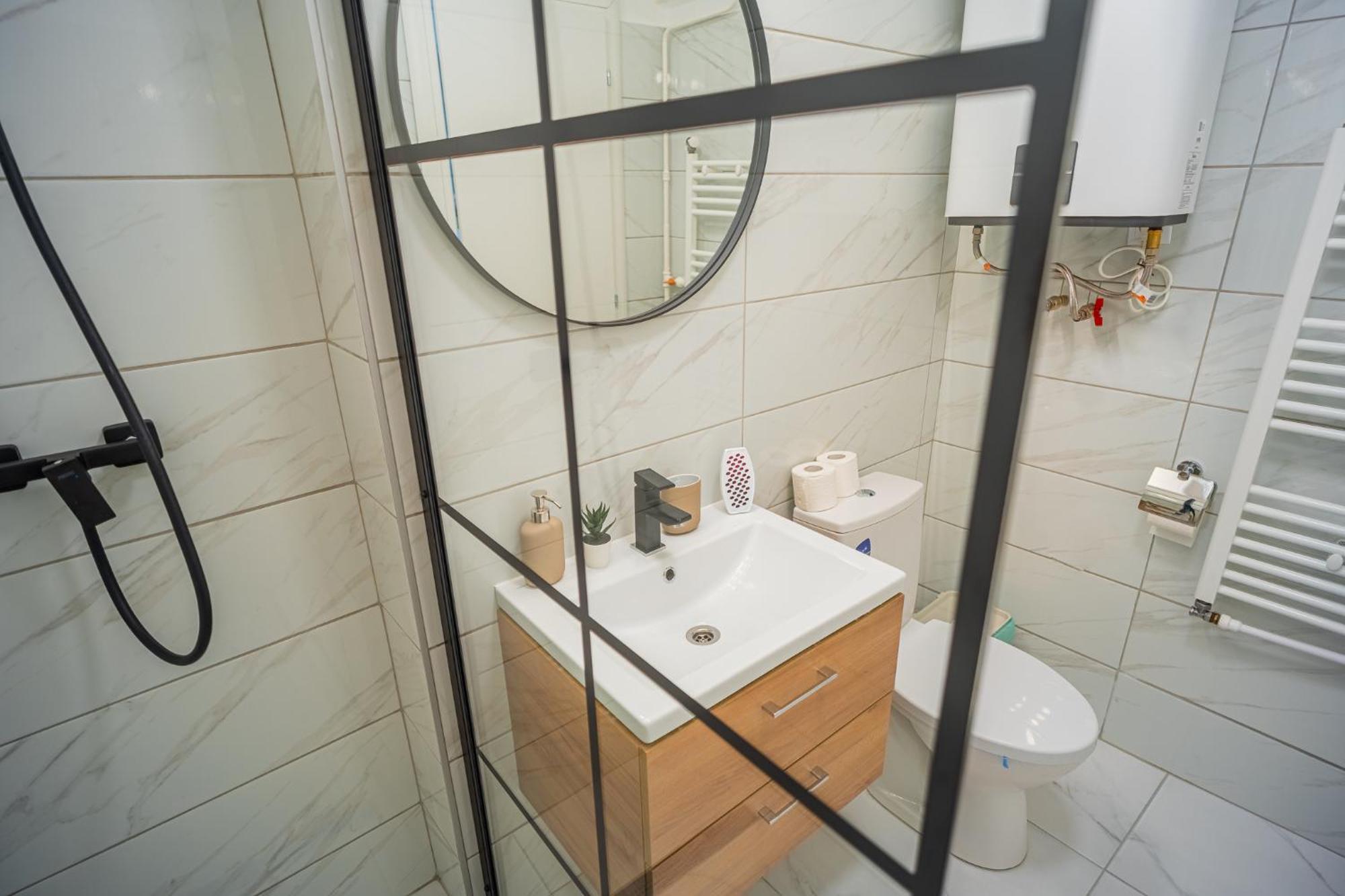 Spacious Newly Renovated 2Br Apartments With Balcony Bucarest Esterno foto