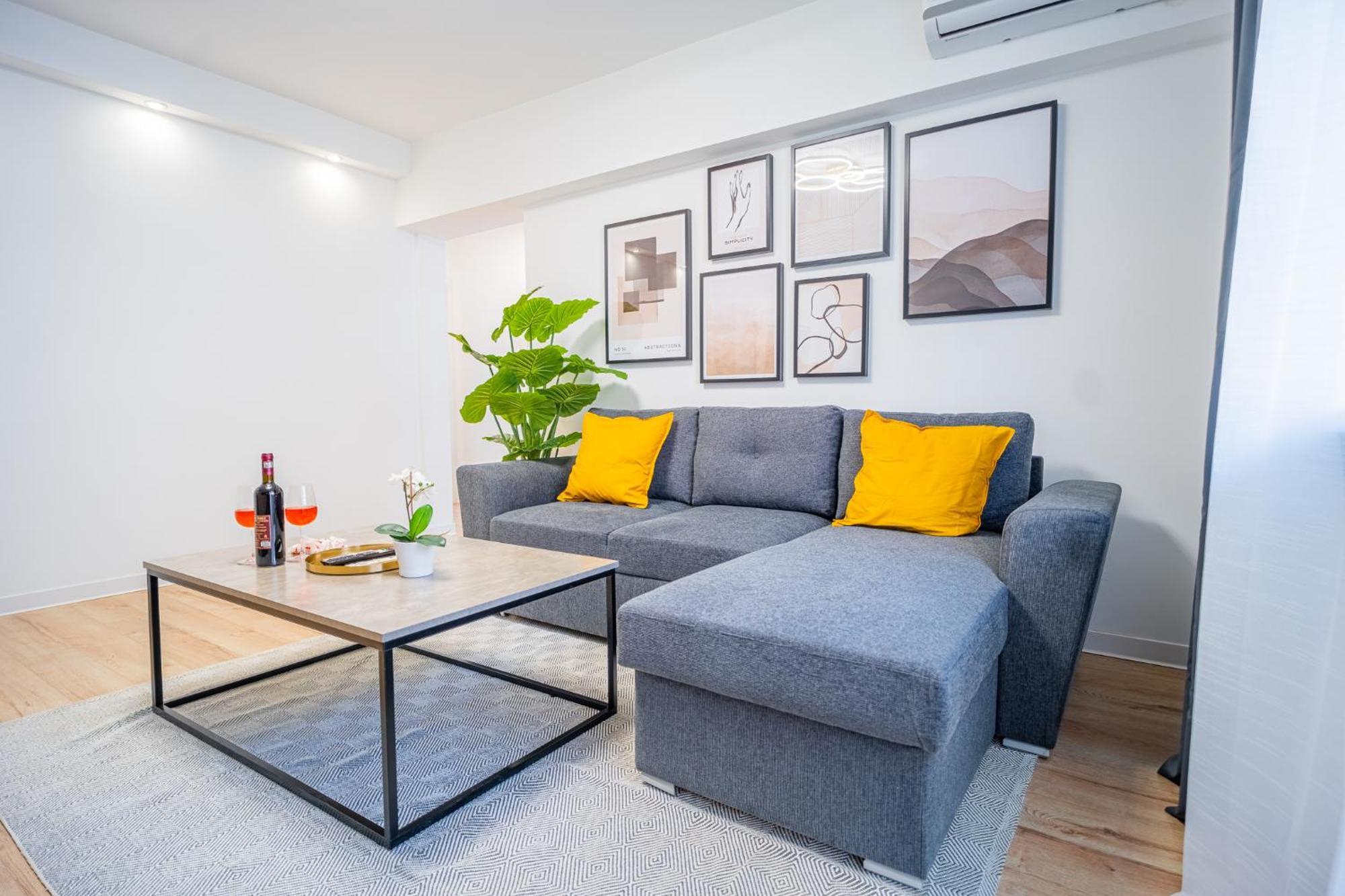 Spacious Newly Renovated 2Br Apartments With Balcony Bucarest Esterno foto