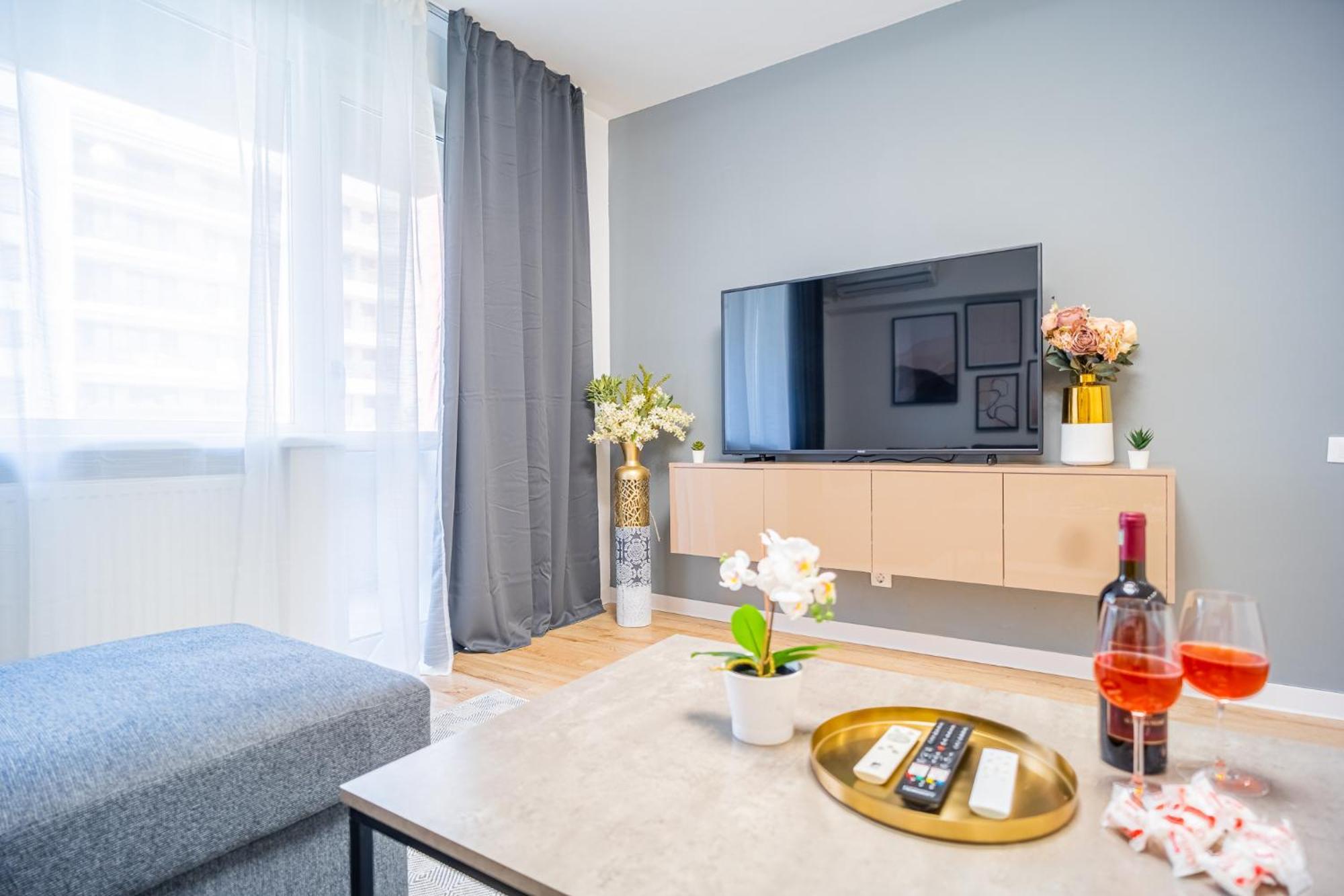 Spacious Newly Renovated 2Br Apartments With Balcony Bucarest Esterno foto