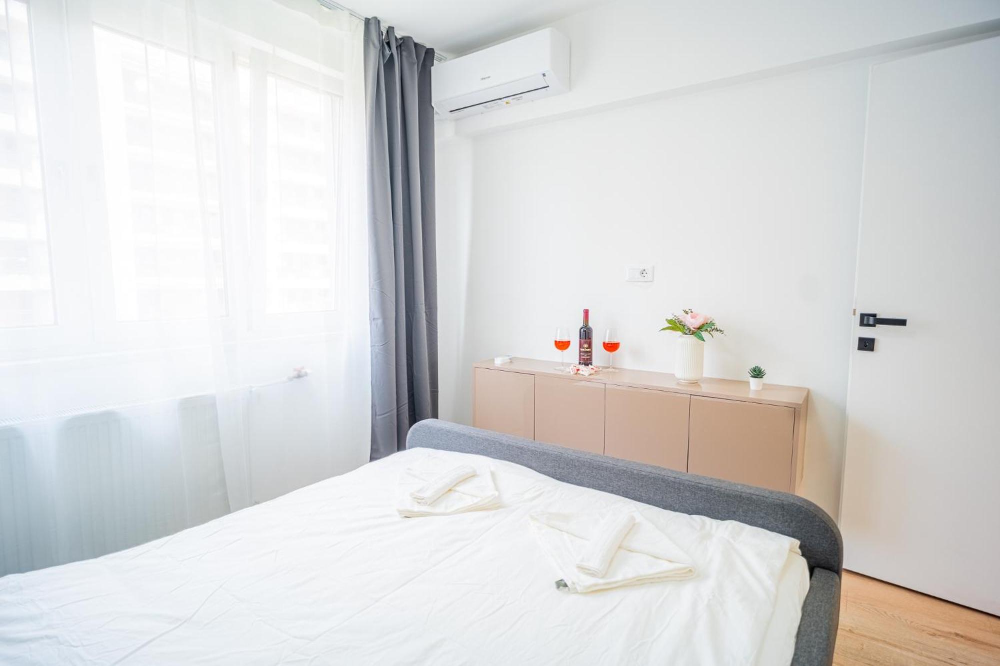 Spacious Newly Renovated 2Br Apartments With Balcony Bucarest Esterno foto