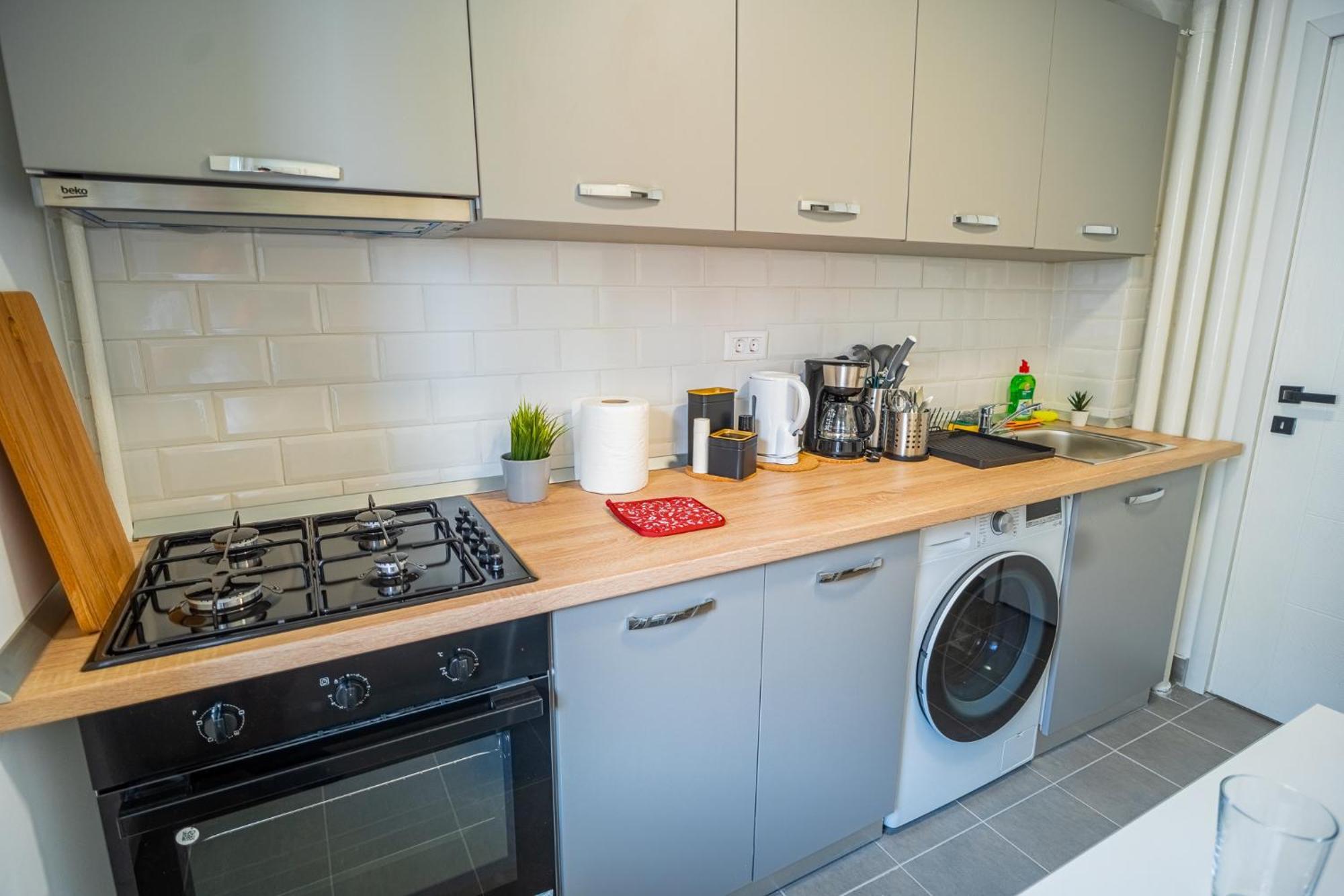 Spacious Newly Renovated 2Br Apartments With Balcony Bucarest Esterno foto