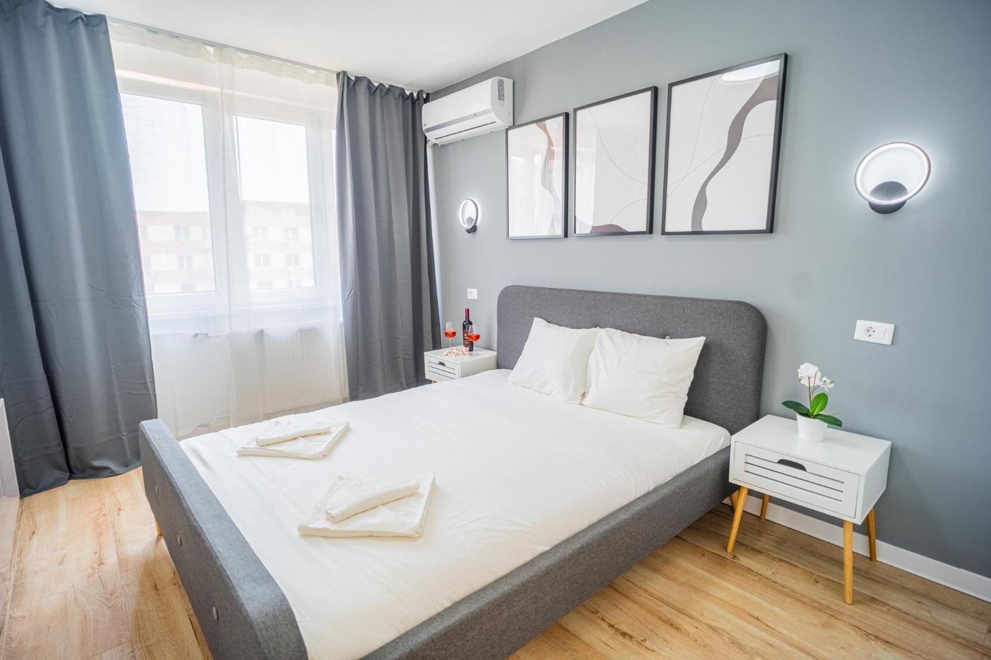 Spacious Newly Renovated 2Br Apartments With Balcony Bucarest Esterno foto