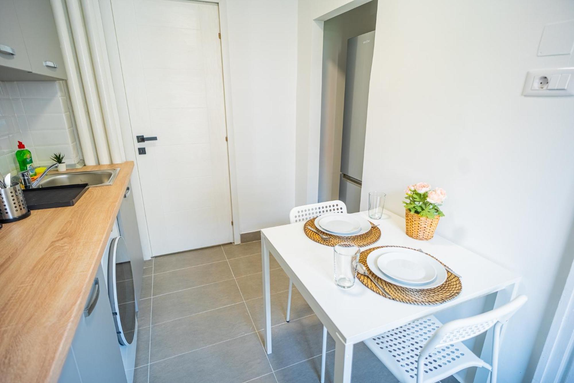 Spacious Newly Renovated 2Br Apartments With Balcony Bucarest Esterno foto