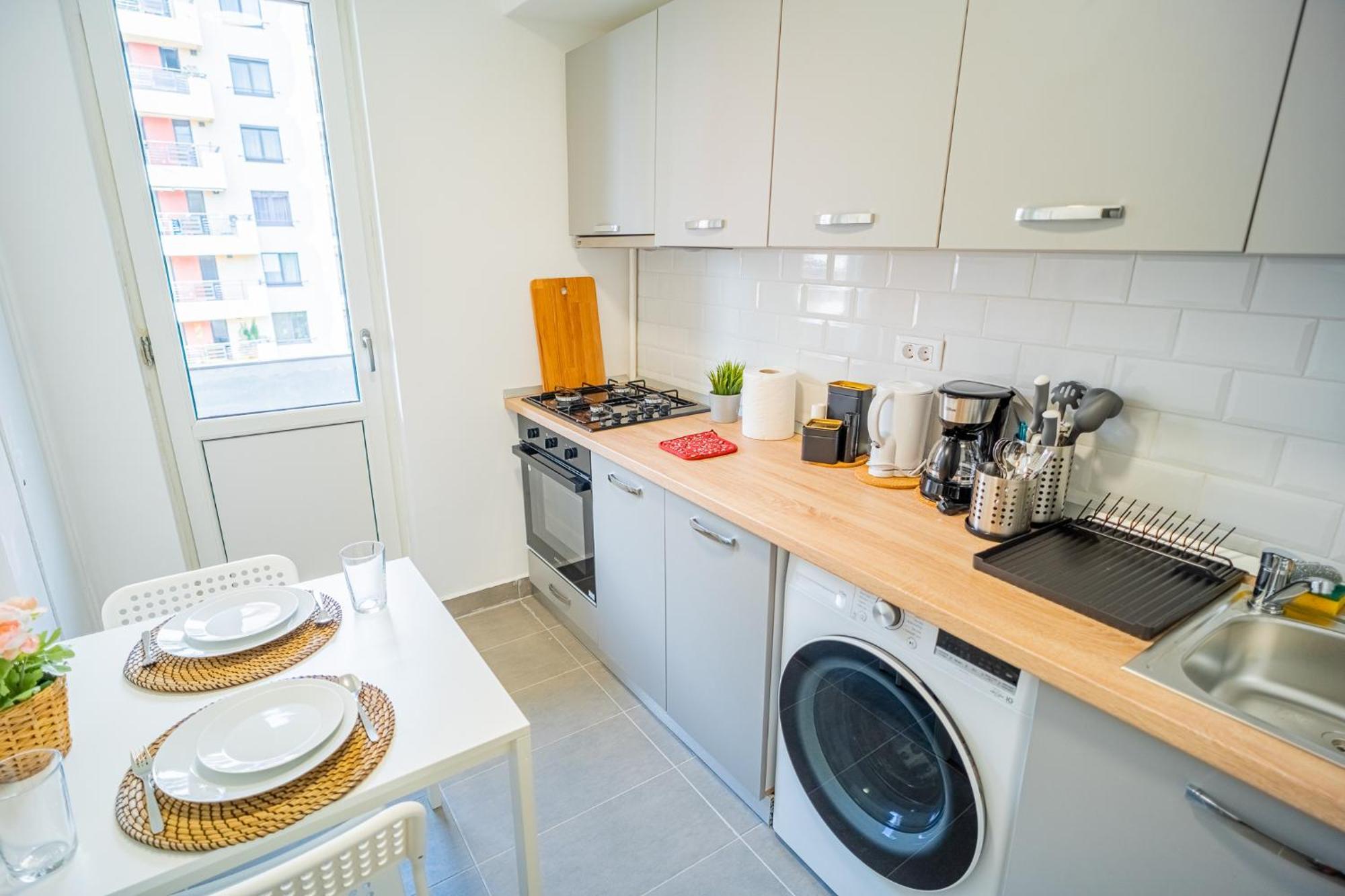 Spacious Newly Renovated 2Br Apartments With Balcony Bucarest Esterno foto