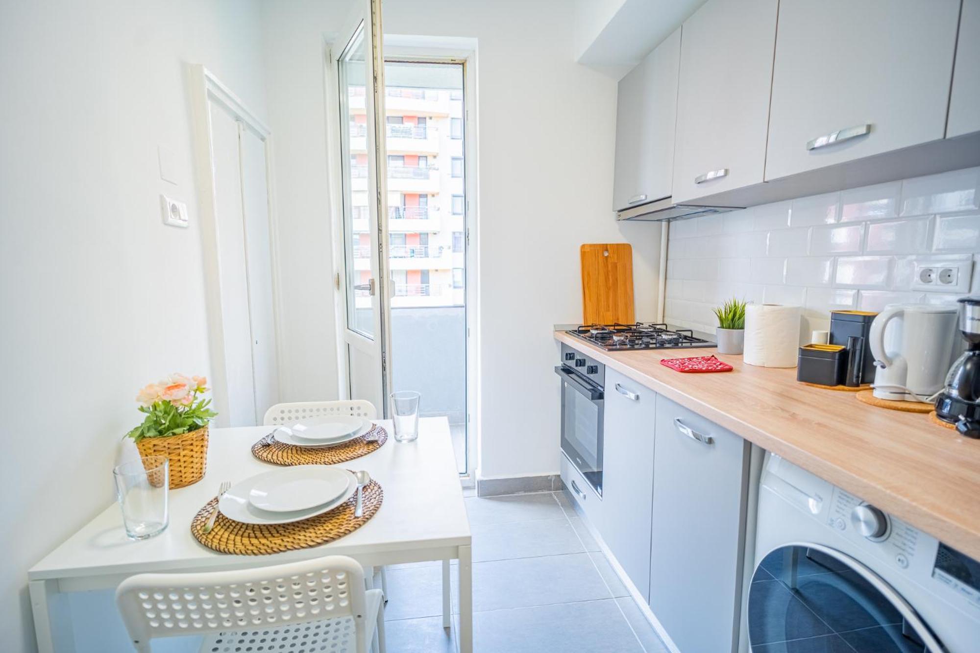 Spacious Newly Renovated 2Br Apartments With Balcony Bucarest Esterno foto