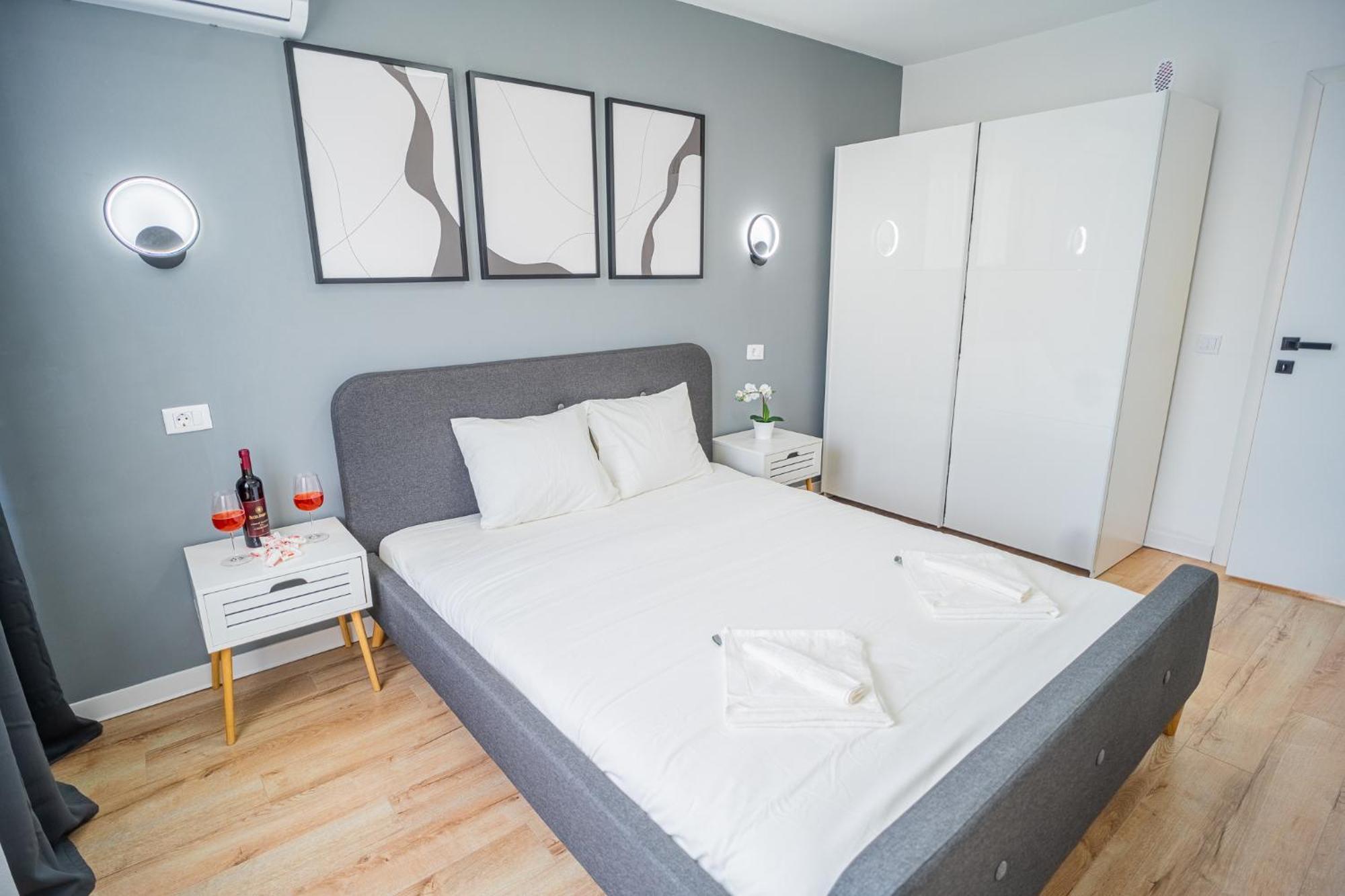 Spacious Newly Renovated 2Br Apartments With Balcony Bucarest Esterno foto