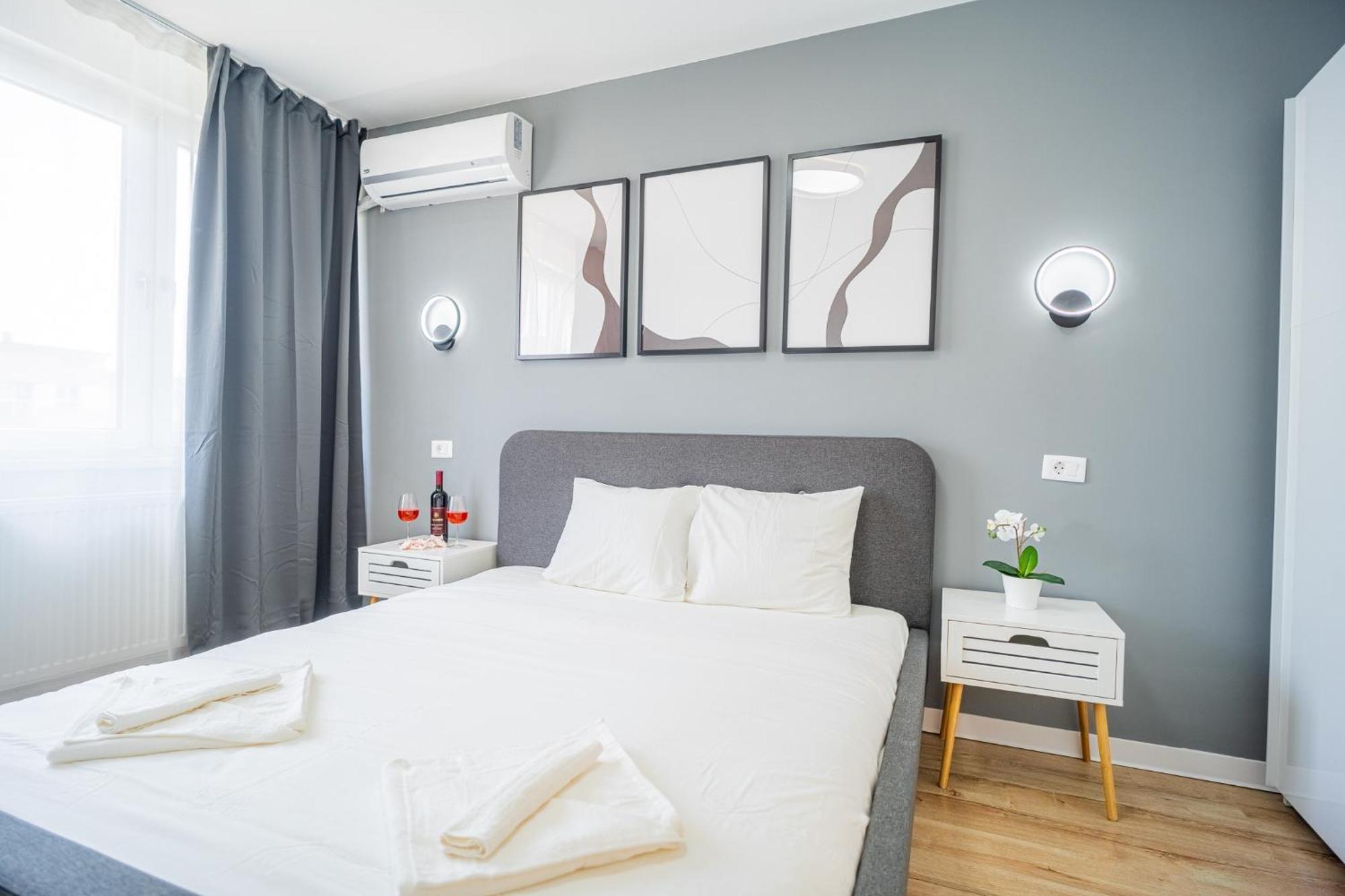 Spacious Newly Renovated 2Br Apartments With Balcony Bucarest Esterno foto