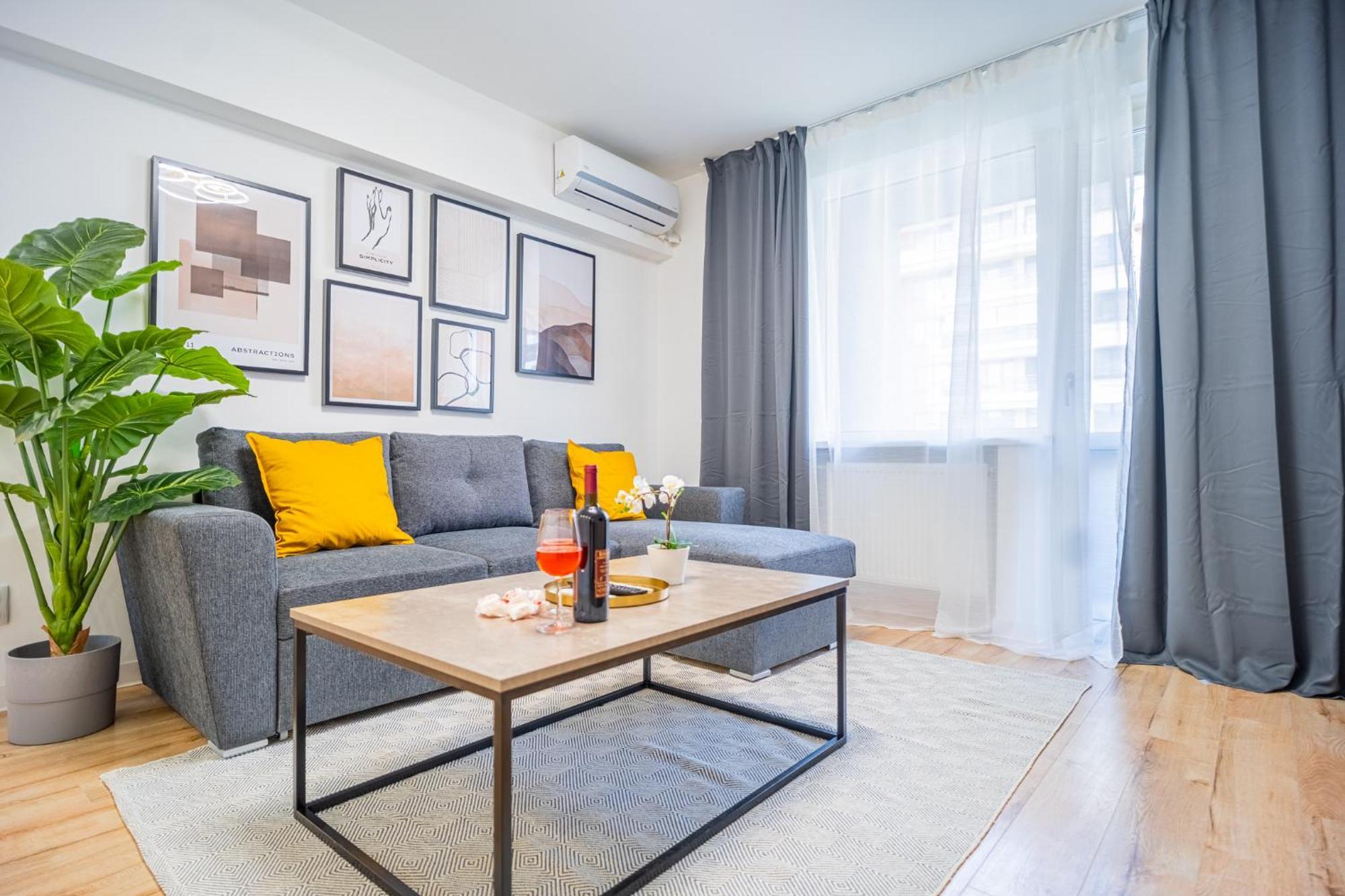 Spacious Newly Renovated 2Br Apartments With Balcony Bucarest Esterno foto