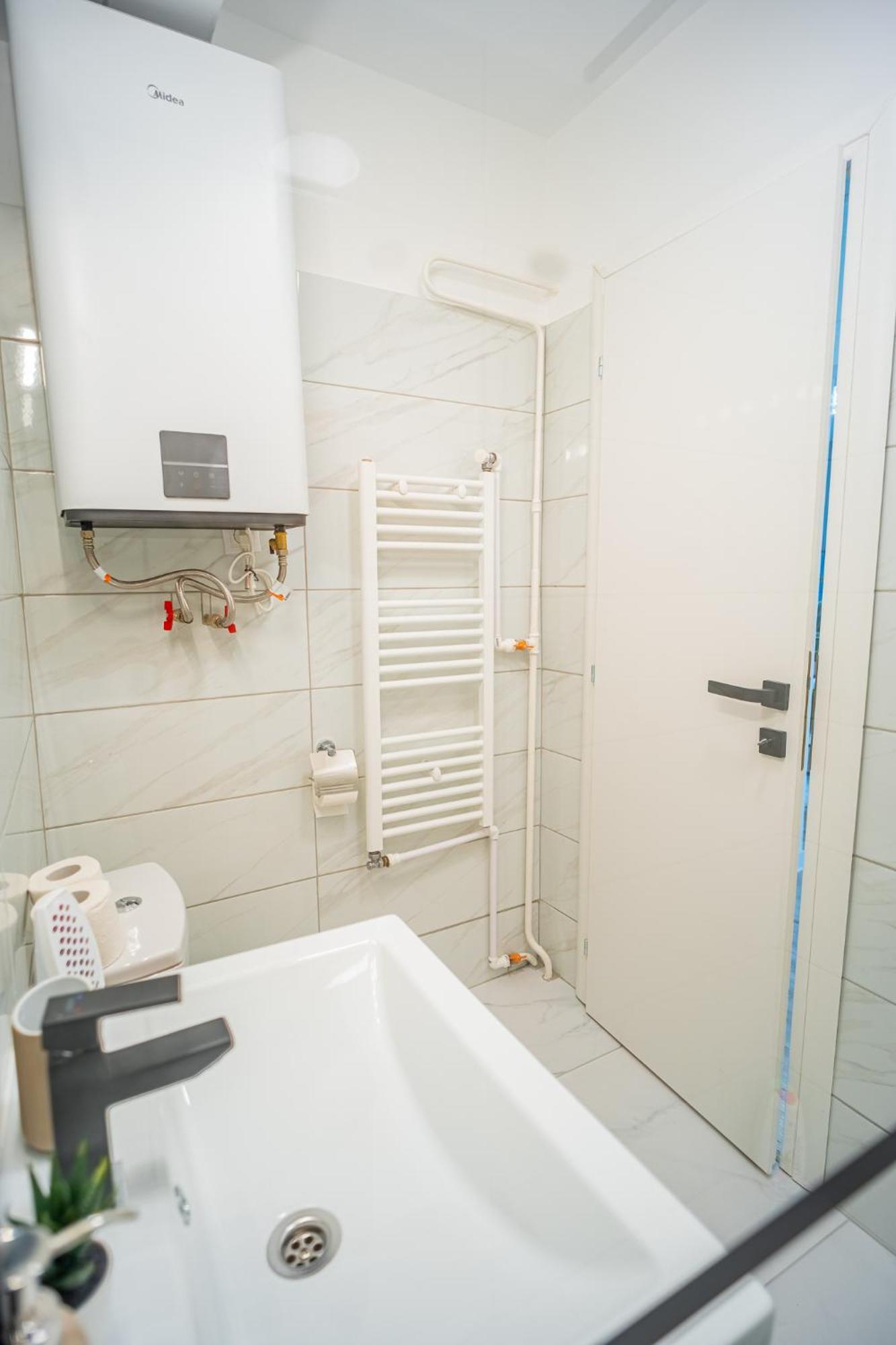 Spacious Newly Renovated 2Br Apartments With Balcony Bucarest Esterno foto