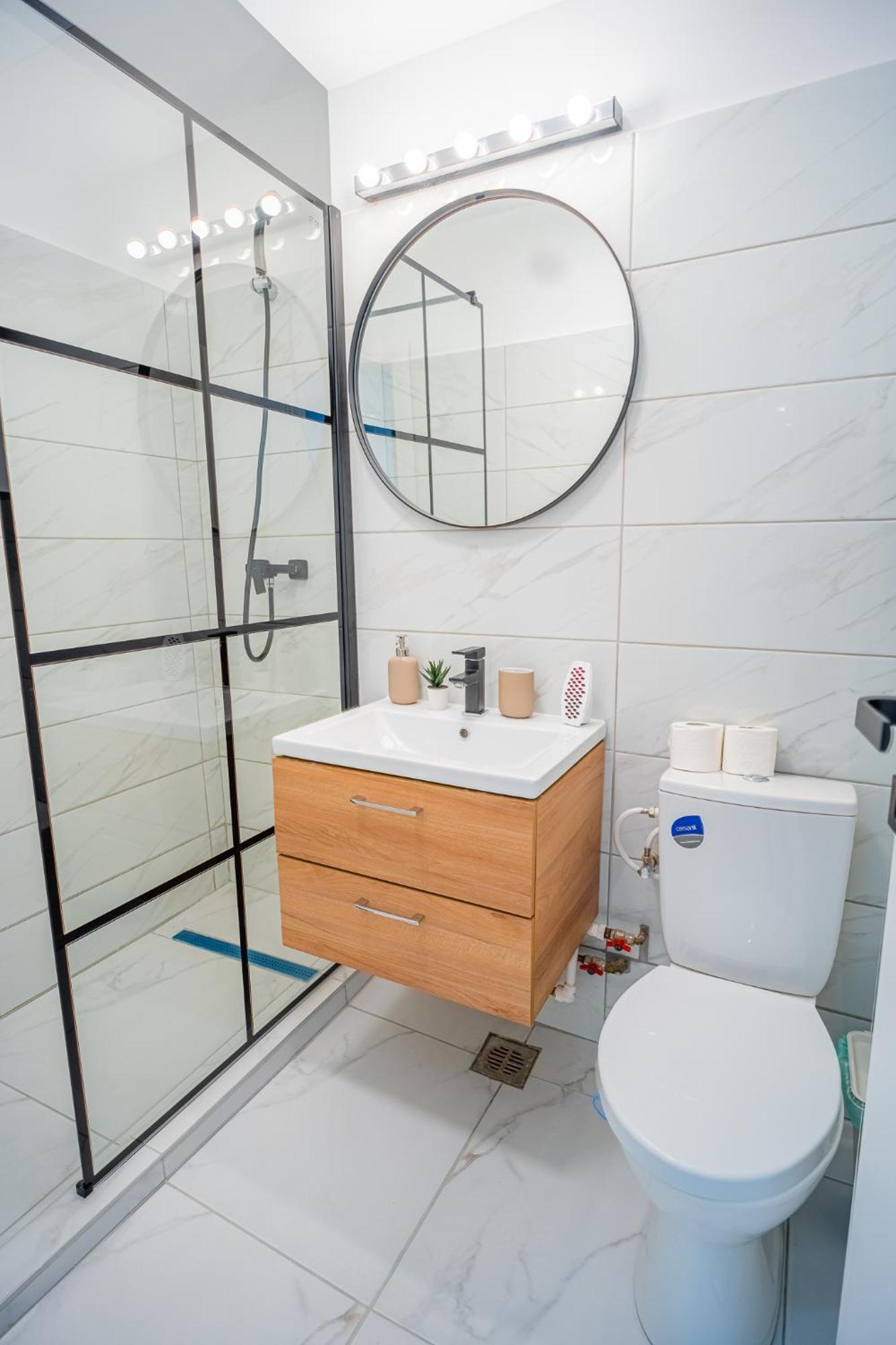 Spacious Newly Renovated 2Br Apartments With Balcony Bucarest Esterno foto